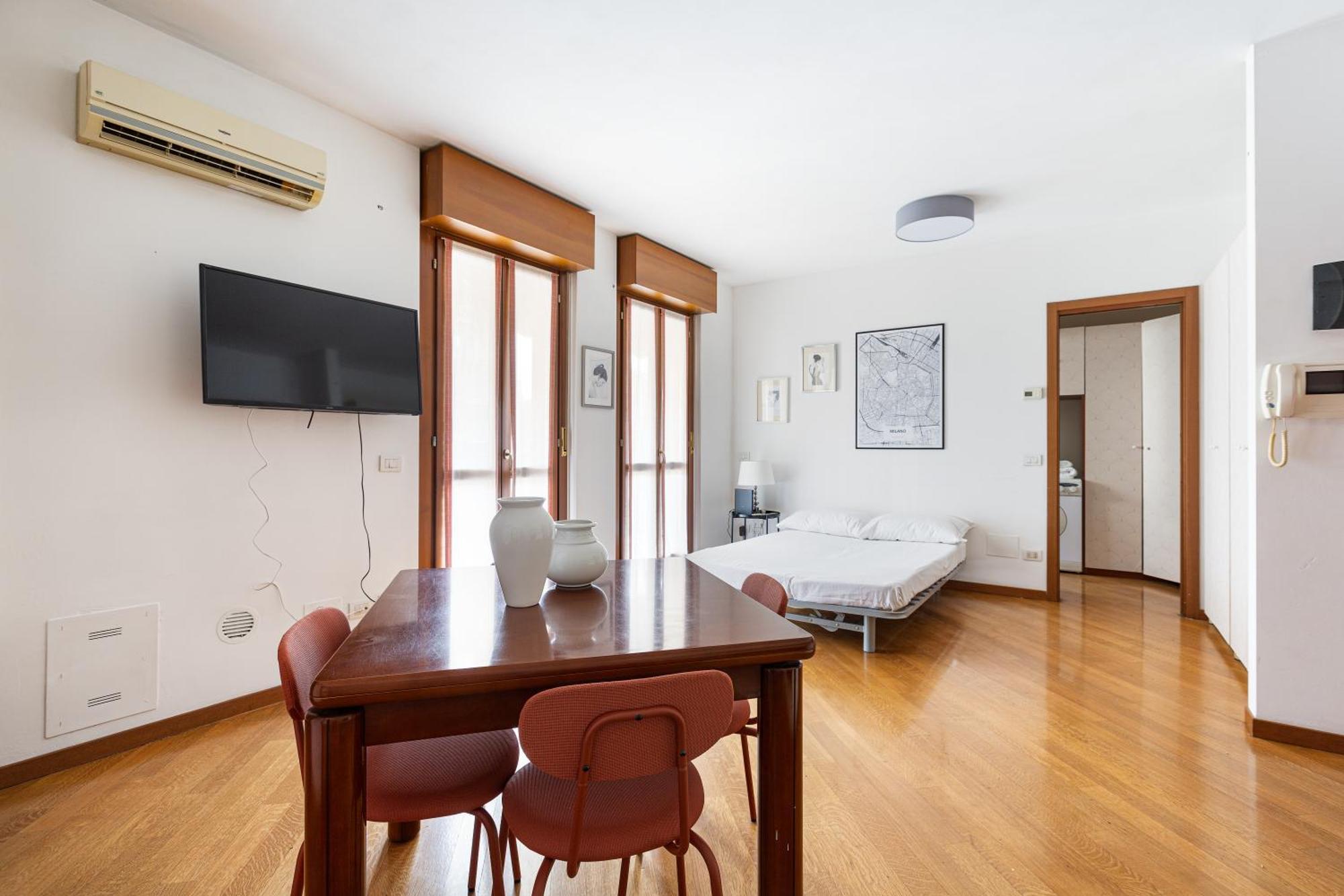 Cosy Studio With Balcony & Private Garage Milan Exterior photo