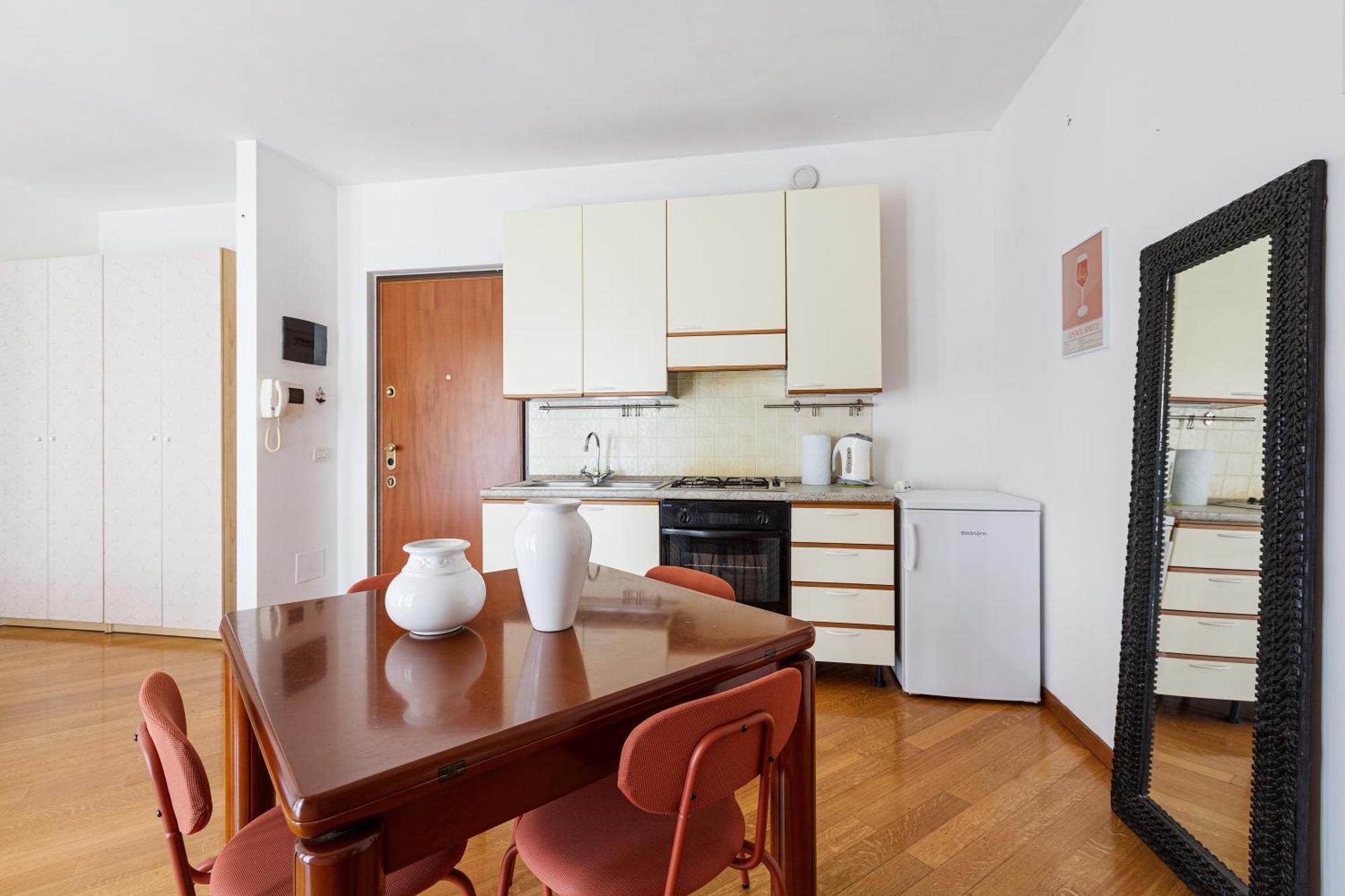 Cosy Studio With Balcony & Private Garage Milan Exterior photo